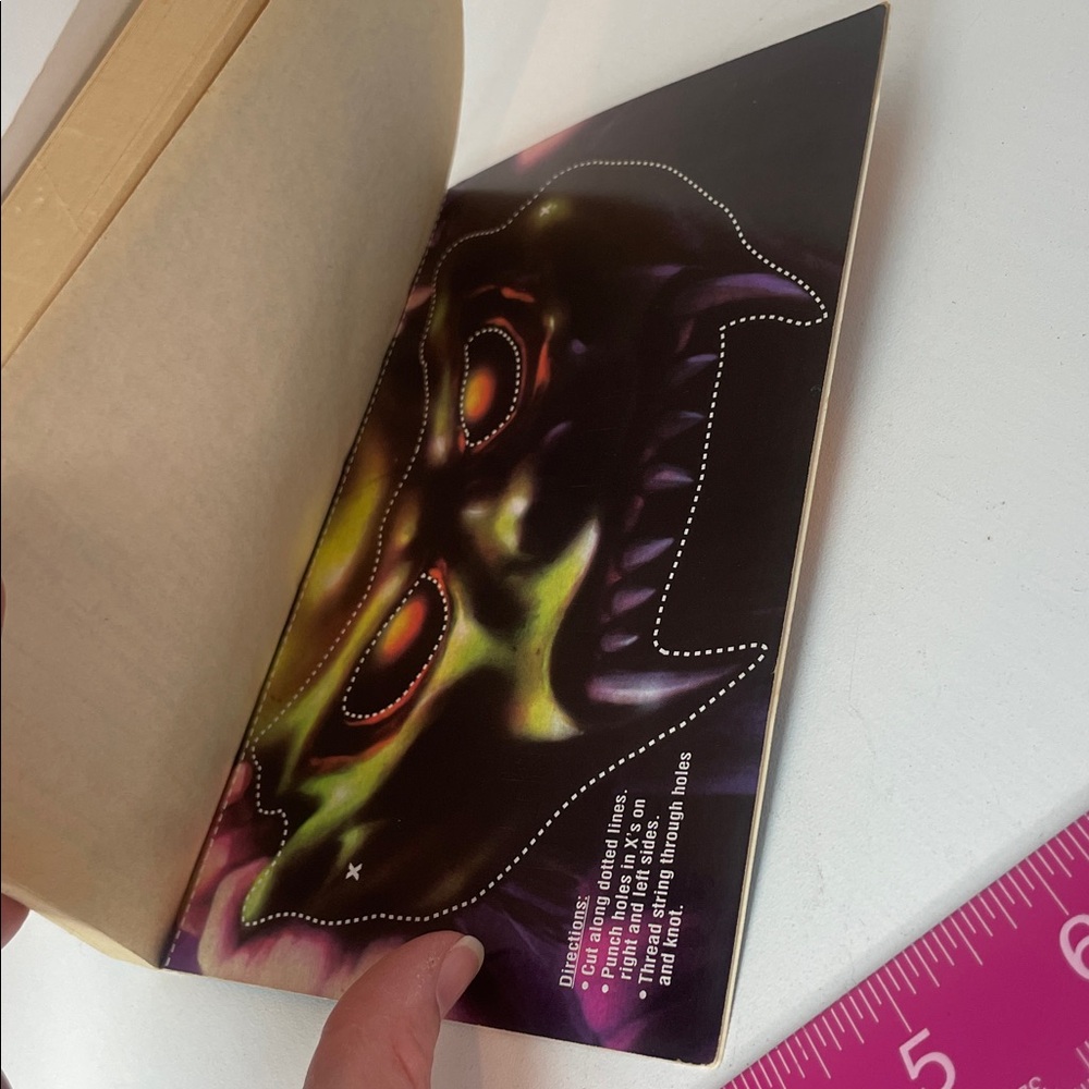 1st Print Goosebumps #11 The Haunted Mask w/attached mask! ~ RL Stine *AS IS - Picture 3 of 11